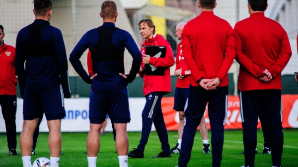 В сборную России по футболу вызваны 27 футболистов