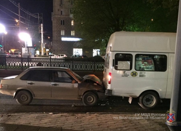 В центре Волгограда ВАЗ протаранил маршрутку