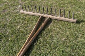 Под Волгоградом должник получил 1 год условно за угрозу граблями приставу