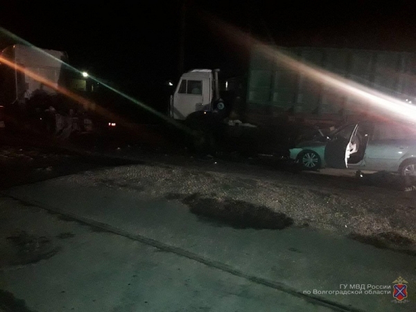 Два человека погибли в ночной аварии на юге Волгограда