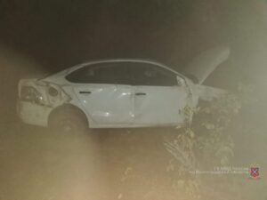 В Волгоградской области москвич на иномарке опрокинулся в кювет