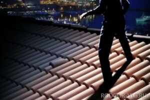 Волгоградский магазин автозапчастей ограбили через разобранную крышу