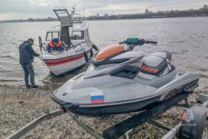 Волгоградца оштрафовали за катание на гидроцикле без прав
