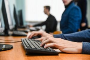 Под конец 2024 года волгоградцев снова ждет шестидневная рабочая неделя