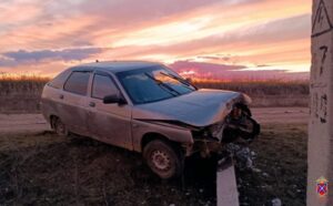 Волгоградец на легковушке снес опору ЛЭП