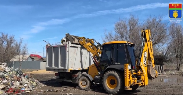 Под Волгоградом начались работы по вывозу мусора с нелегальной свалки