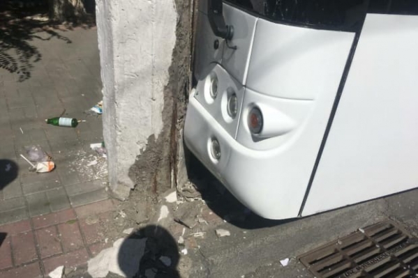 В Ворошиловском районе Волгограда автобус № 95 врезался в столб