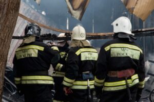 В Волгограде ночью из-за неосторожности загорелся подвал 5-этажки