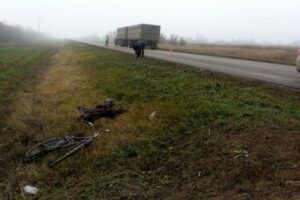 Под Волгоградом водитель большегруза сбил велосипедиста и скрылся