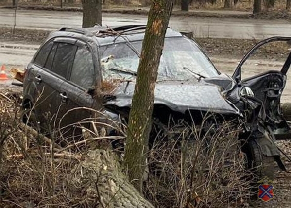 В Волгоградской области иномарка влетела в железобетонный столб
