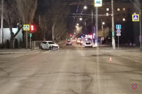 В Волгограде столкнулись микроавтобус и легковой автомобиль