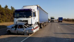 Под Волгоградом в ДТП с грузовиком погибли два человека