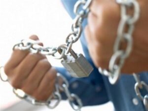 Волгоградка приковывала 14-летнего сына к батарее из-за прогулов