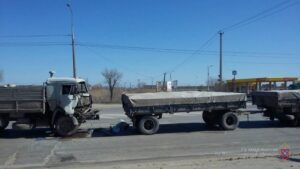 В Кировском районе два КАМАЗа не поделили дорогу