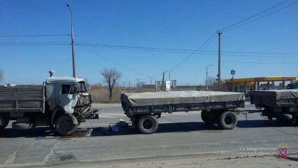 В Кировском районе два КАМАЗа не поделили дорогу