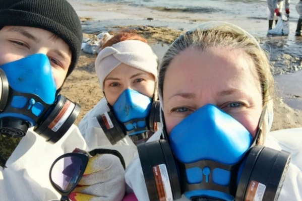 Волгоградская семья помогает справиться с экологическим бедствием на Черноморском побережье