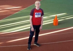 Слабовидящий легкоатлет обгоняет здоровых спортсменов