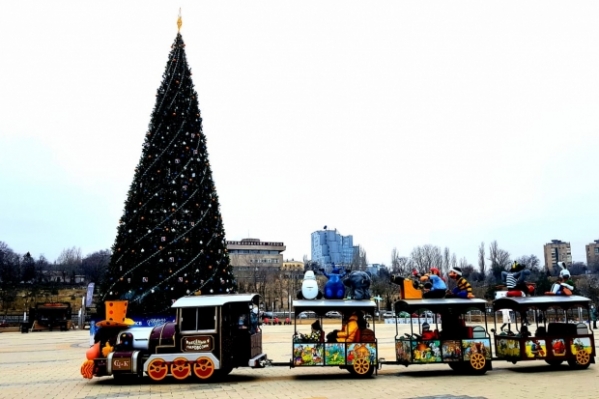 Площадка новогоднего настроения открылась у главной елки в Волгограде