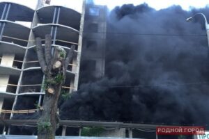 В центре Волгограда из-за короткого замыкания загорелся строящийся дом