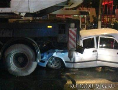 Волгоградец, лишенный прав, наехал на автокран