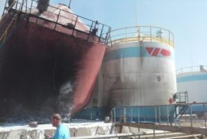 На нефтебазе под Волгоградом горел резервуар с бензином: фото