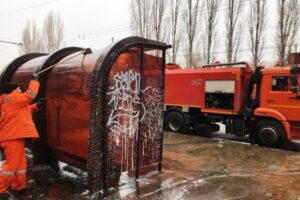 В Волгограде отмывают остановки общественного транспорта после зимы