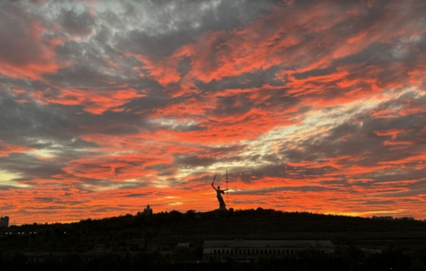 Небо над Волгоградом зажглось багровым