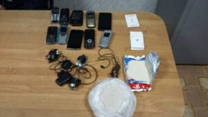 Игральные карты и телефоны пытались передать в волгоградскую колонию