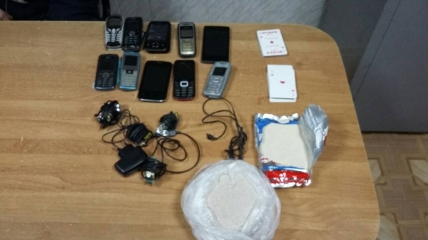 Игральные карты и телефоны пытались передать в волгоградскую колонию