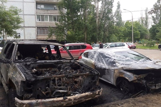 В Дзержинском районе Волгограда злоумышленники сожгли 2 иномарки