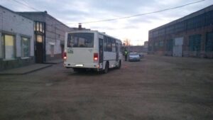 Сотрудник волгоградского автопарка попал под колеса автобуса