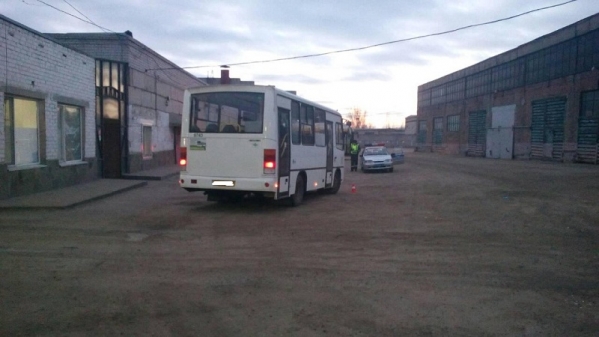 Сотрудник волгоградского автопарка попал под колеса автобуса