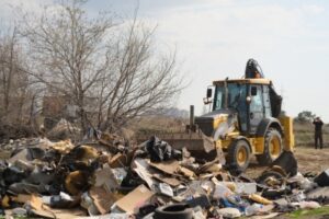 С 13 свалок в Волгограде планируют вывезти около 800 кубометров мусора