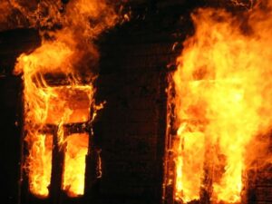 В Волгограде при пожаре в деревянном доме погиб мужчина