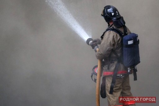 Из-за пожара в мастерской Волгограда эвакуированы 20 человек