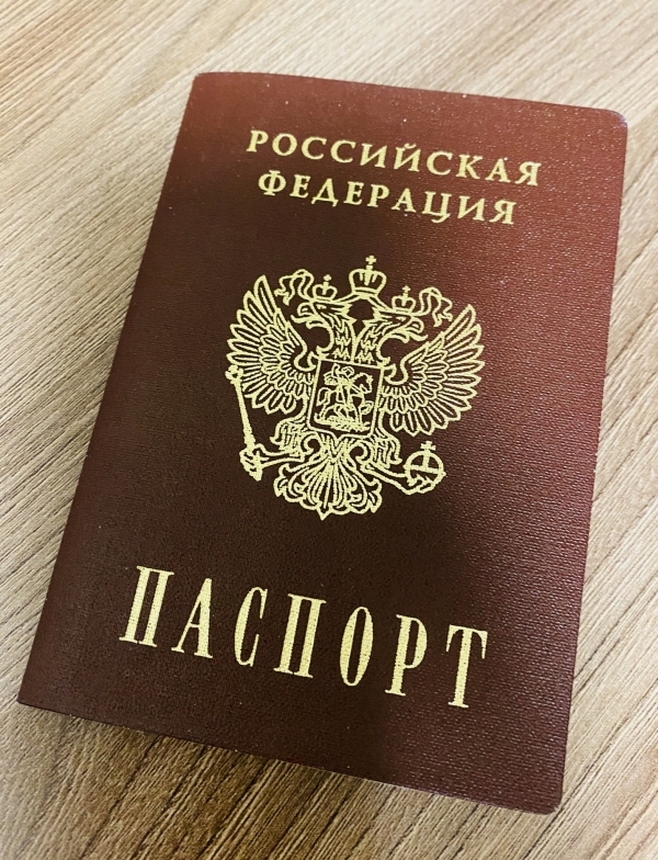 Волгоградские полицейские вручили первый паспорт 27-летнему мужчине