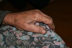 76-летняя жительница Волгограда задушила 46-летнего сына-наркомана
