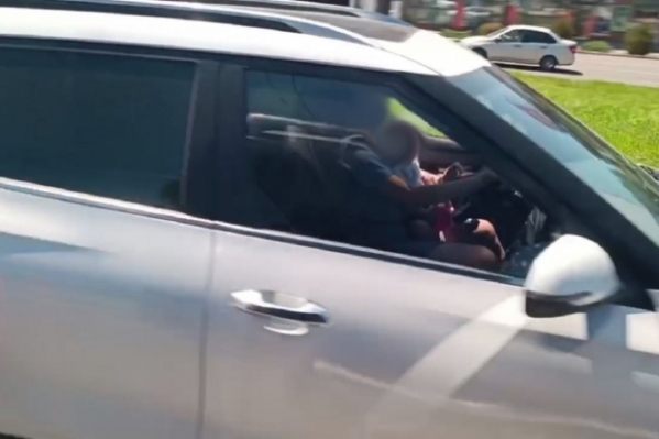 В Волгограде на видео попала водитель иномарки с ребенком на коленях