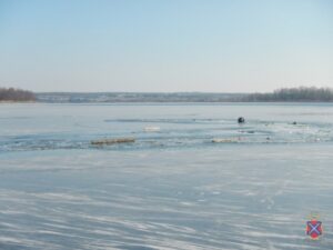 В Волгоградской области четверо рыбаков провалились под лед