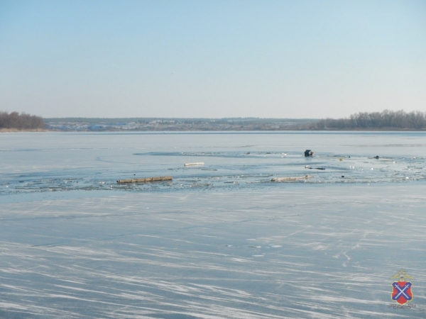 В Волгоградской области четверо рыбаков провалились под лед