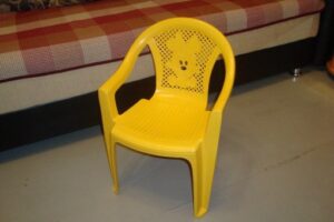 В Волгограде голова ребёнка застряла в детском пластиковом стуле