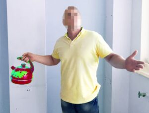 Многодетную волгоградку выживает из дома сосед?