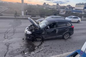 В Волгограде автомобилист снес металлический барьер