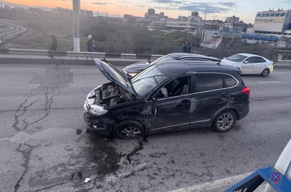 В Волгограде автомобилист снес металлический барьер