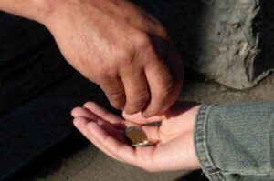 37-летняя волгоградка заставляла 9-летнюю дочь просить милостыню