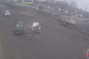 При столкновении двух автомобилей в Волгограде пострадал мужчина