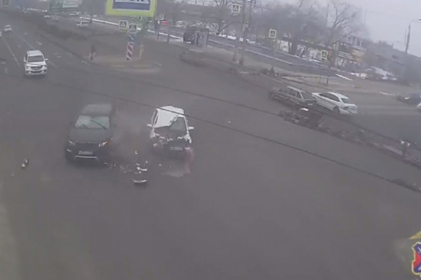 При столкновении двух автомобилей в Волгограде пострадал мужчина