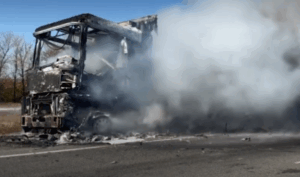 Фура сгорела дотла на трассе в Волгоградской области