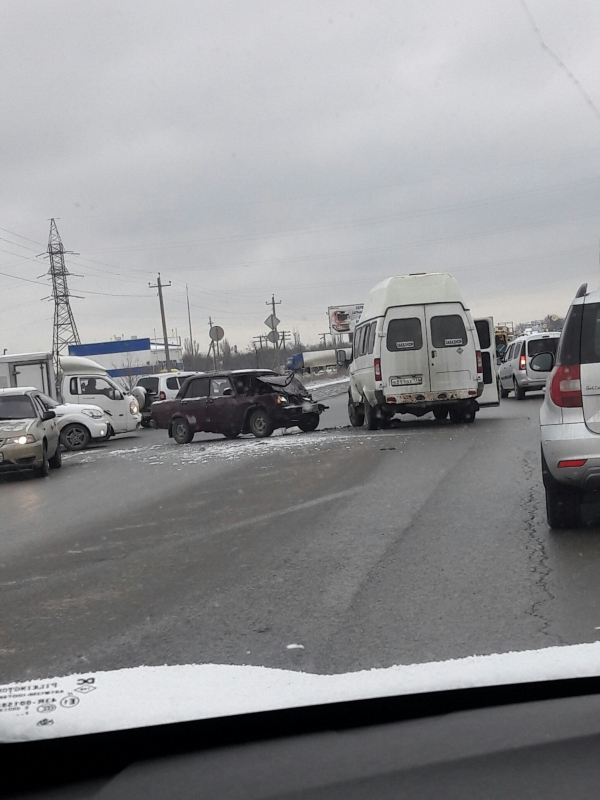 На Третьей Продольной в Волгограде ВАЗ-2107 протаранил «Газель»