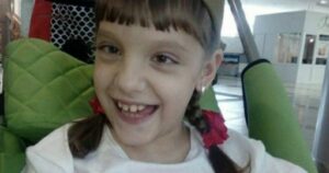 Она мечтает стать актрисой: 13-летней Лере нужна наша помощь